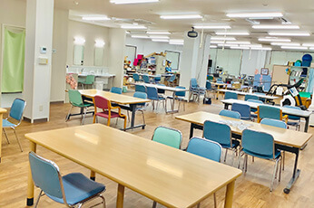 公式通所サービス案内に掲載されたデイケアしくらの室内