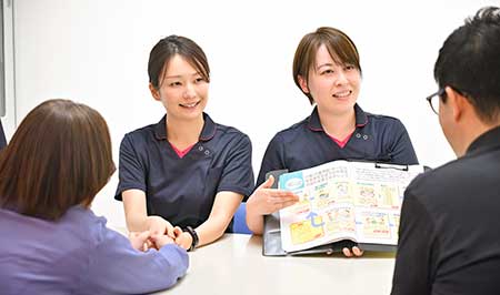 医療スタッフが相談者に資料を示す場面