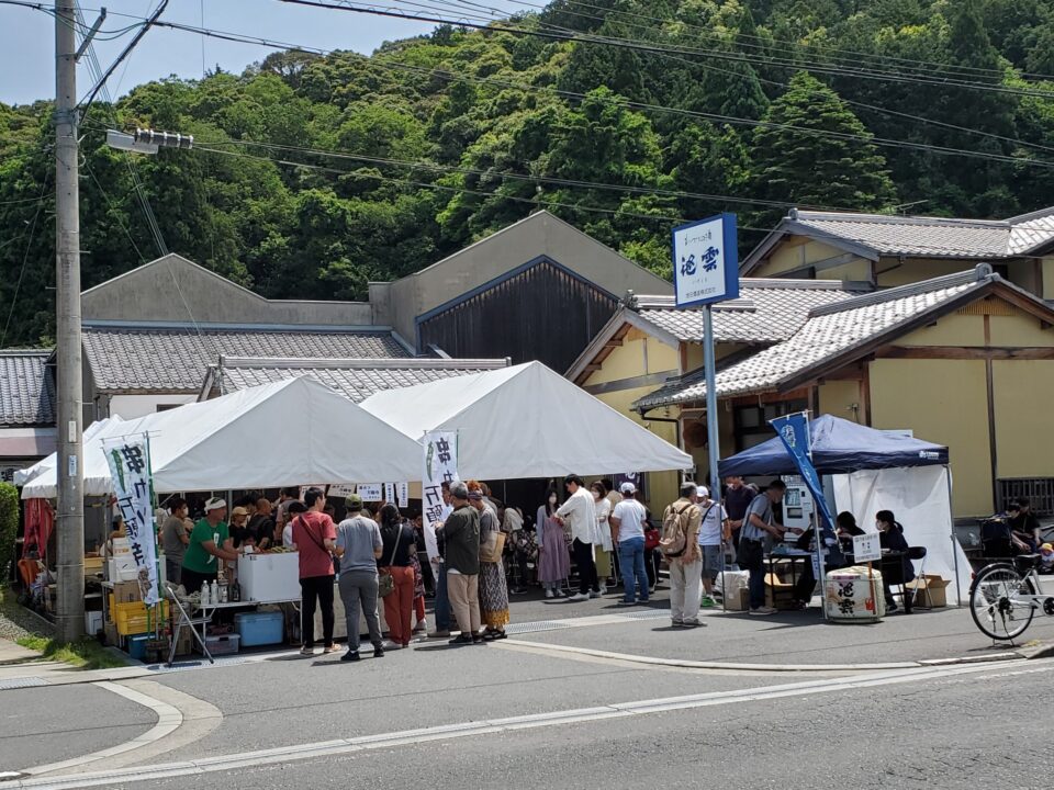 公式ニュースに掲載される、池田酒造前で開かれた丹後天酒まつりの風景