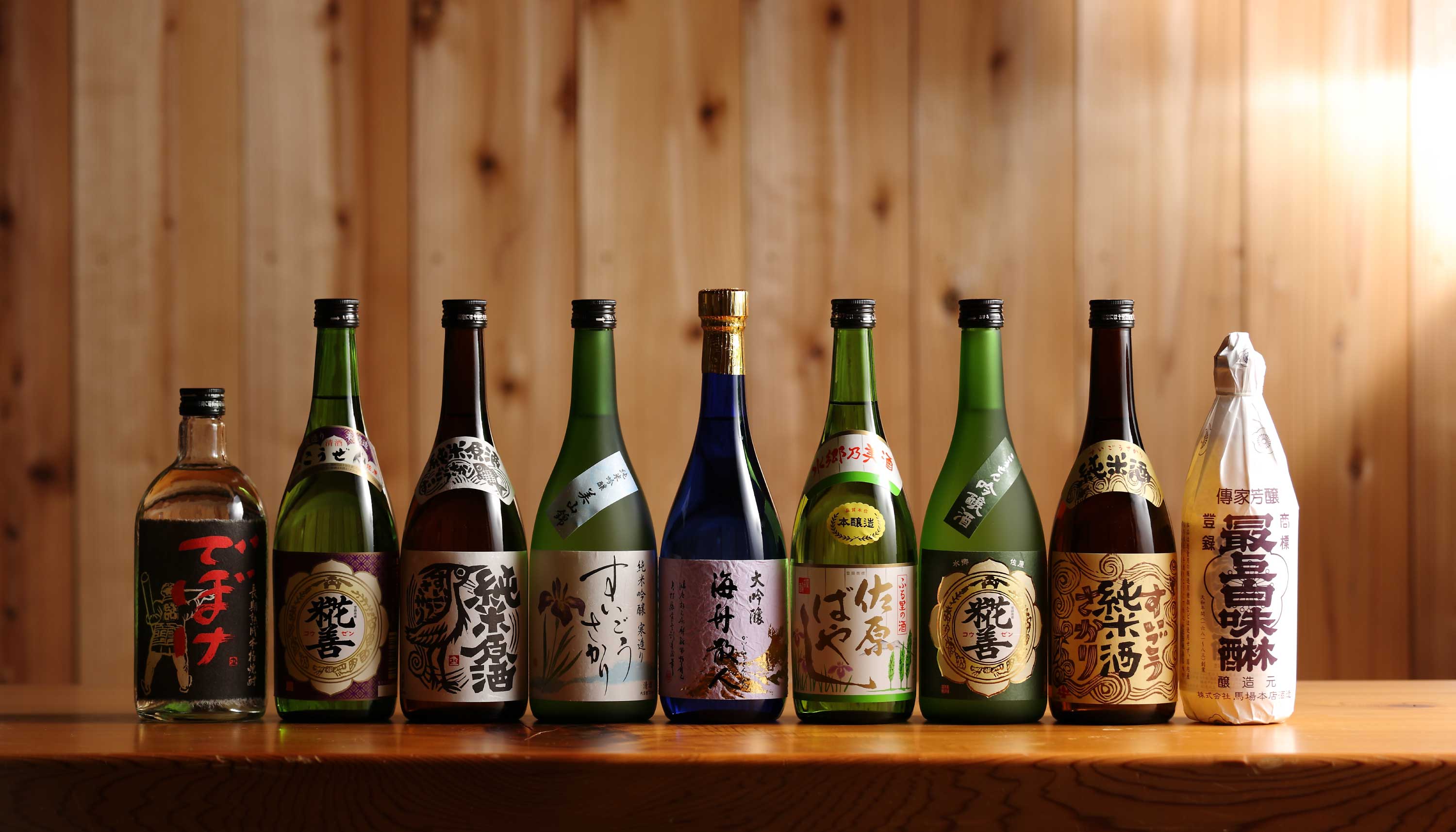 木のカウンターに並ぶ清酒とみりんのボトル