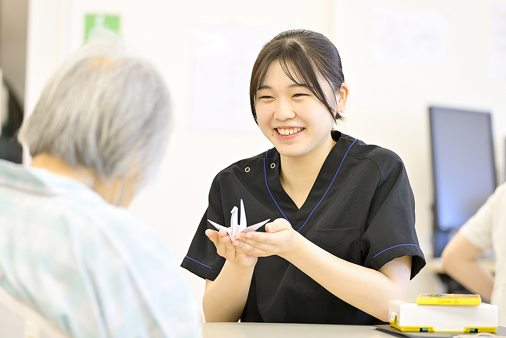 スタッフが利用者と向き合い説明する様子