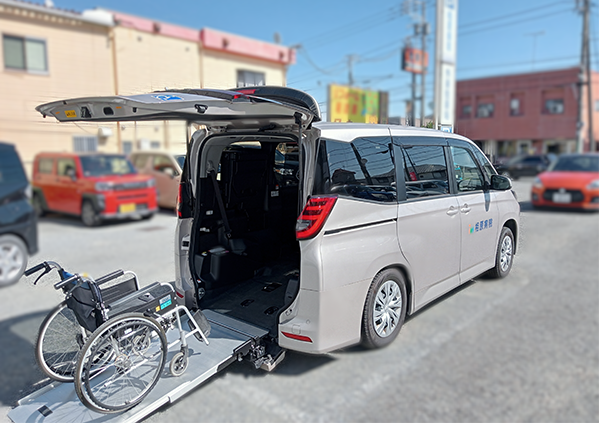 車いすリフトを備えた相原病院公式の送迎車
