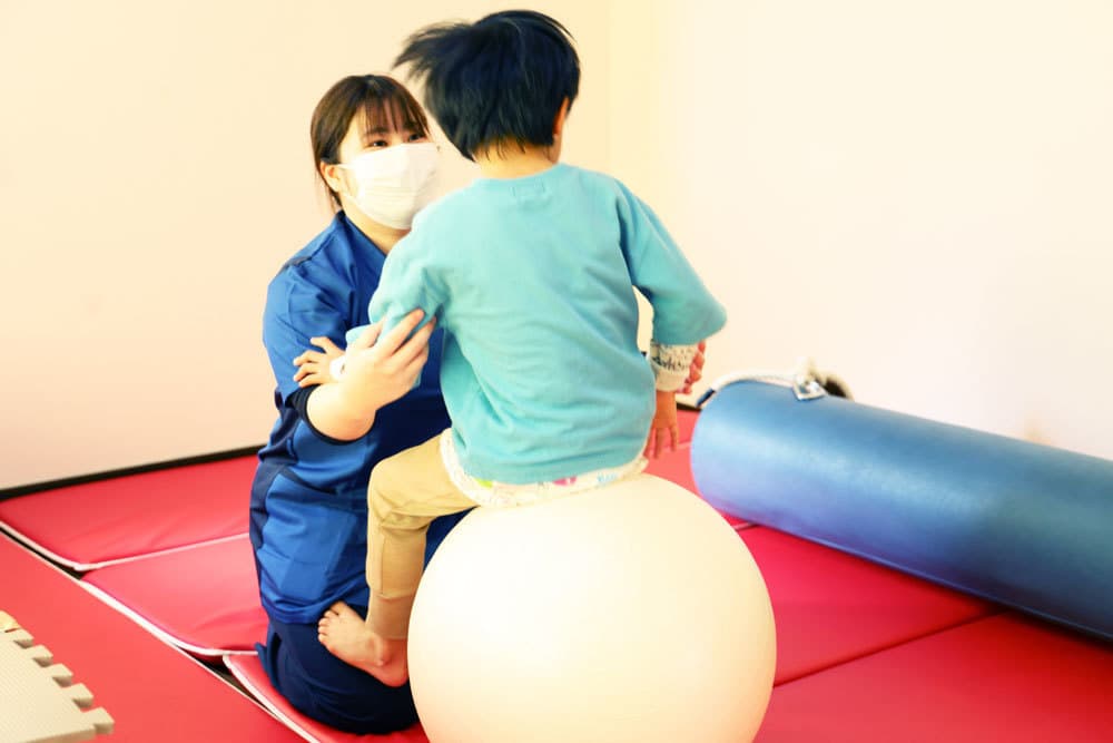 公式リハビリテーション科活動ページに掲載された、小児への運動支援