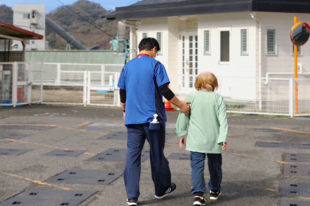 公式リハビリテーション科紹介に掲載された、屋外での歩行支援