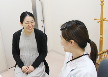 公式産前サポートに掲載された助産師と妊婦の個別相談