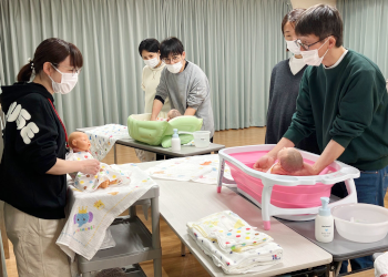 公式産前サポートに掲載された家族で行う赤ちゃんの沐浴準備