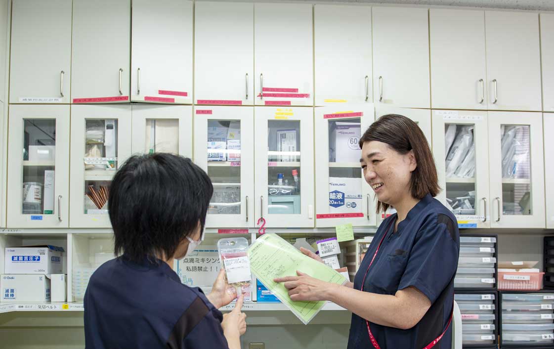 公式の医療療養病棟ページに掲載された看護スタッフの連携場面
