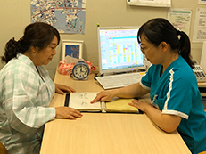 スタッフが患者と相談する様子
