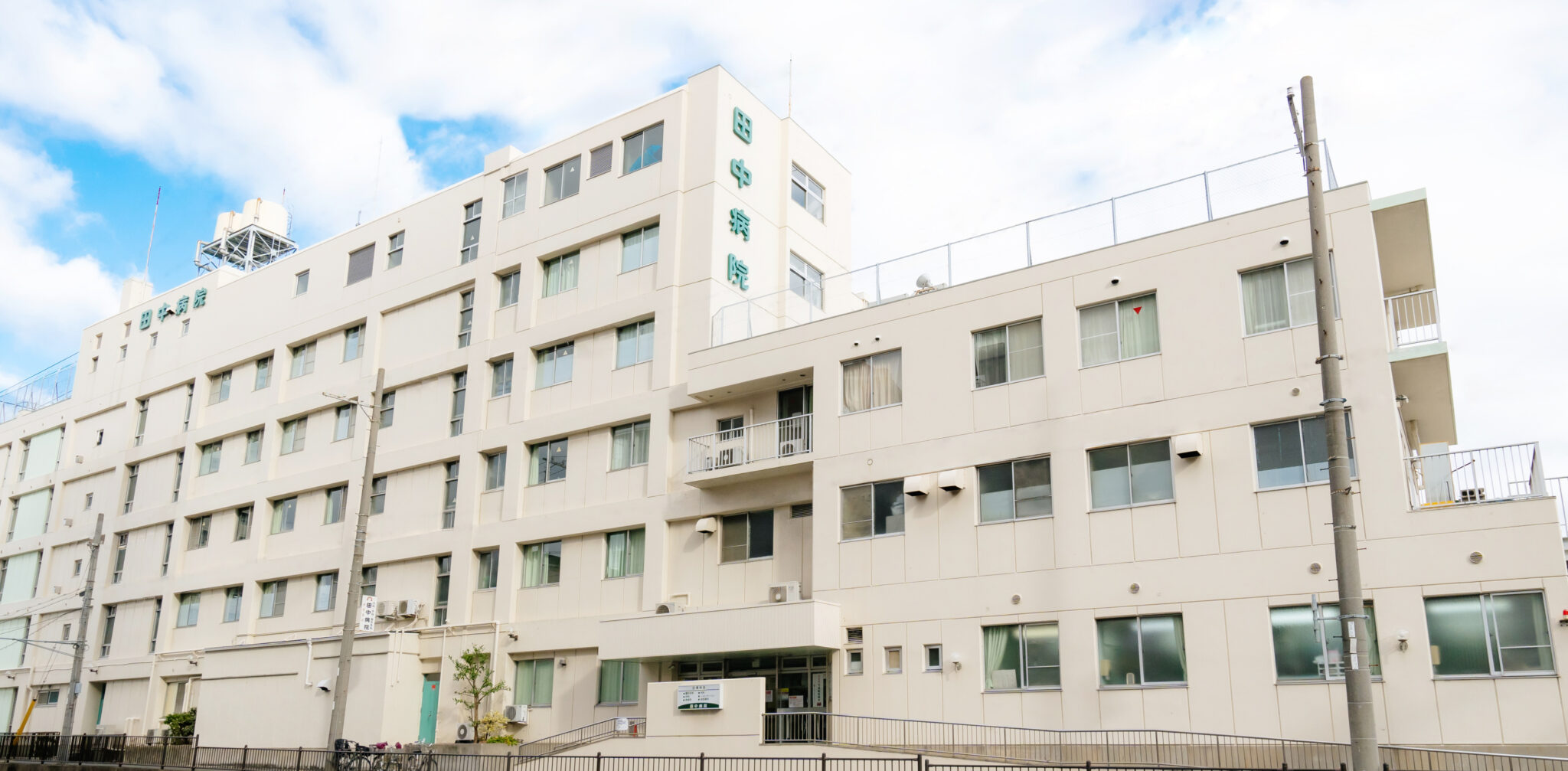 病院名を掲げた純徳会田中病院の建物外観
