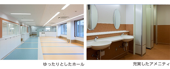 人物のいない多目的ホールと洗面設備