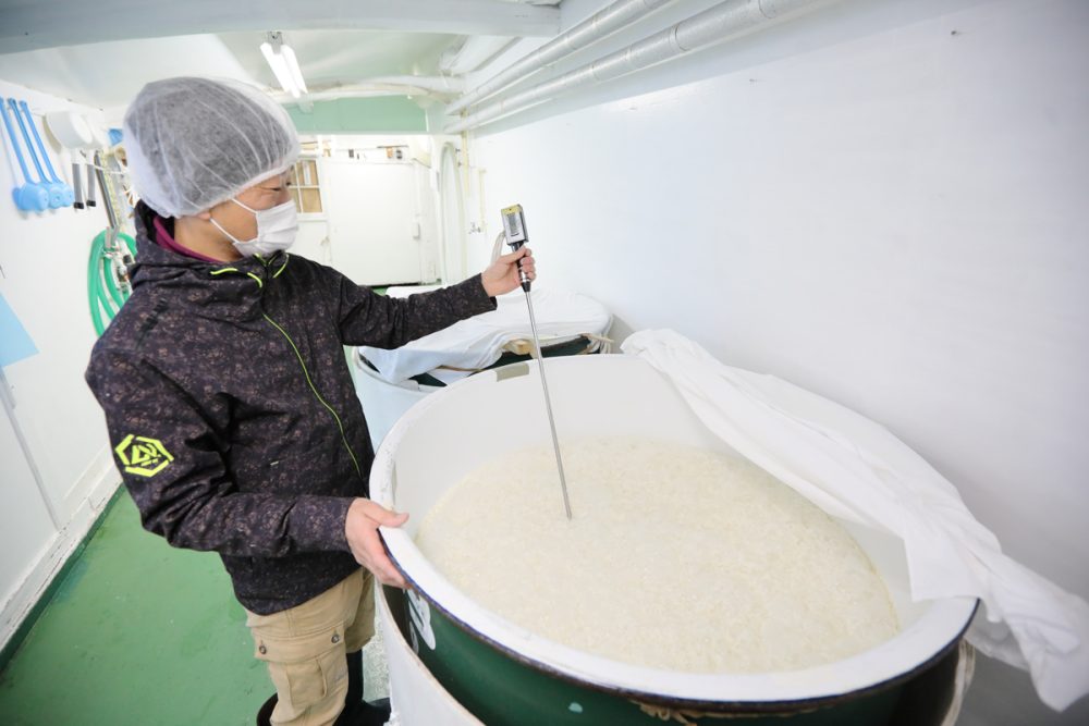 公式「能登流の酒造りを受け継ぐ」に掲載された酒母室での温度確認