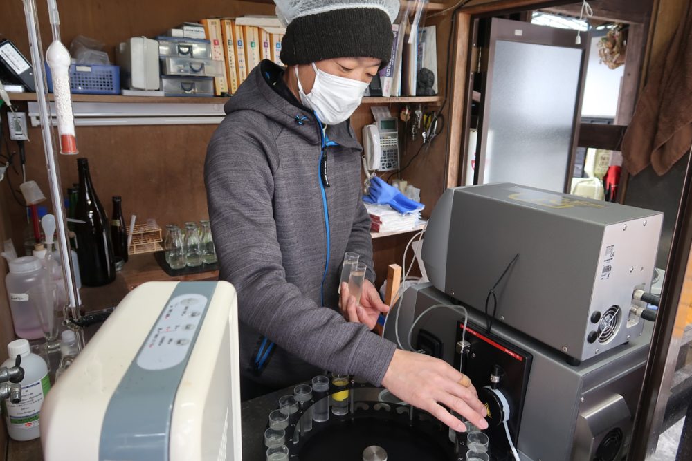 公式「能登流の酒造りを受け継ぐ」に掲載された醪の分析作業