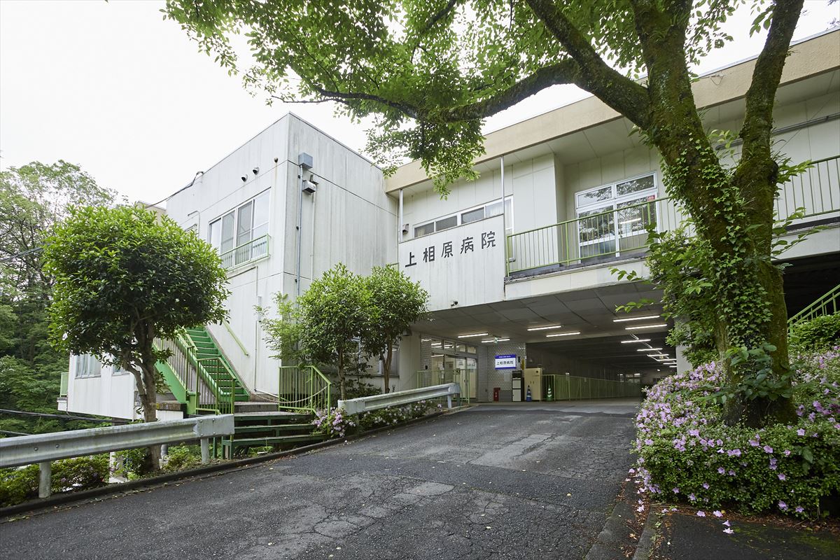 公式設備紹介に掲載される、病院名が見える緑に囲まれた建物外観