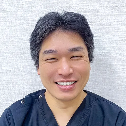 公式スタッフ紹介に掲載された口腔外科医の写真