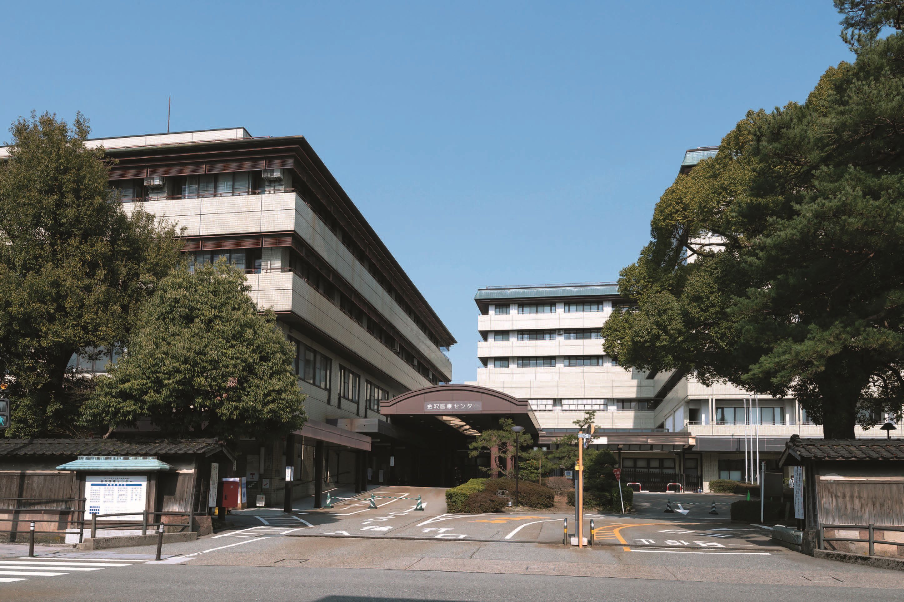 公式トップのスライドに掲載される金沢医療センター正面入口