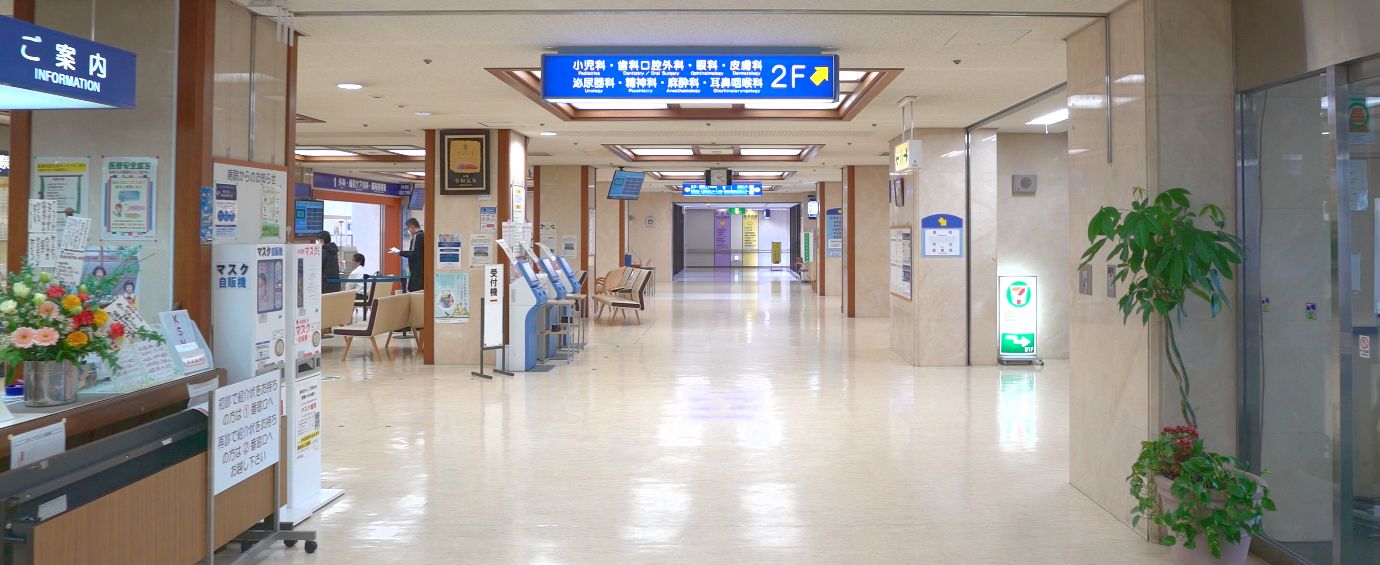 公式トップのスライドに掲載される館内の案内表示と通路