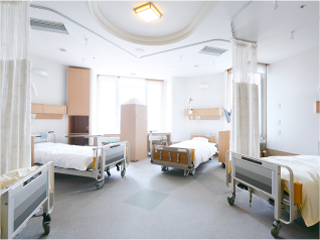 公式施設紹介に掲載された明るい4人部屋。