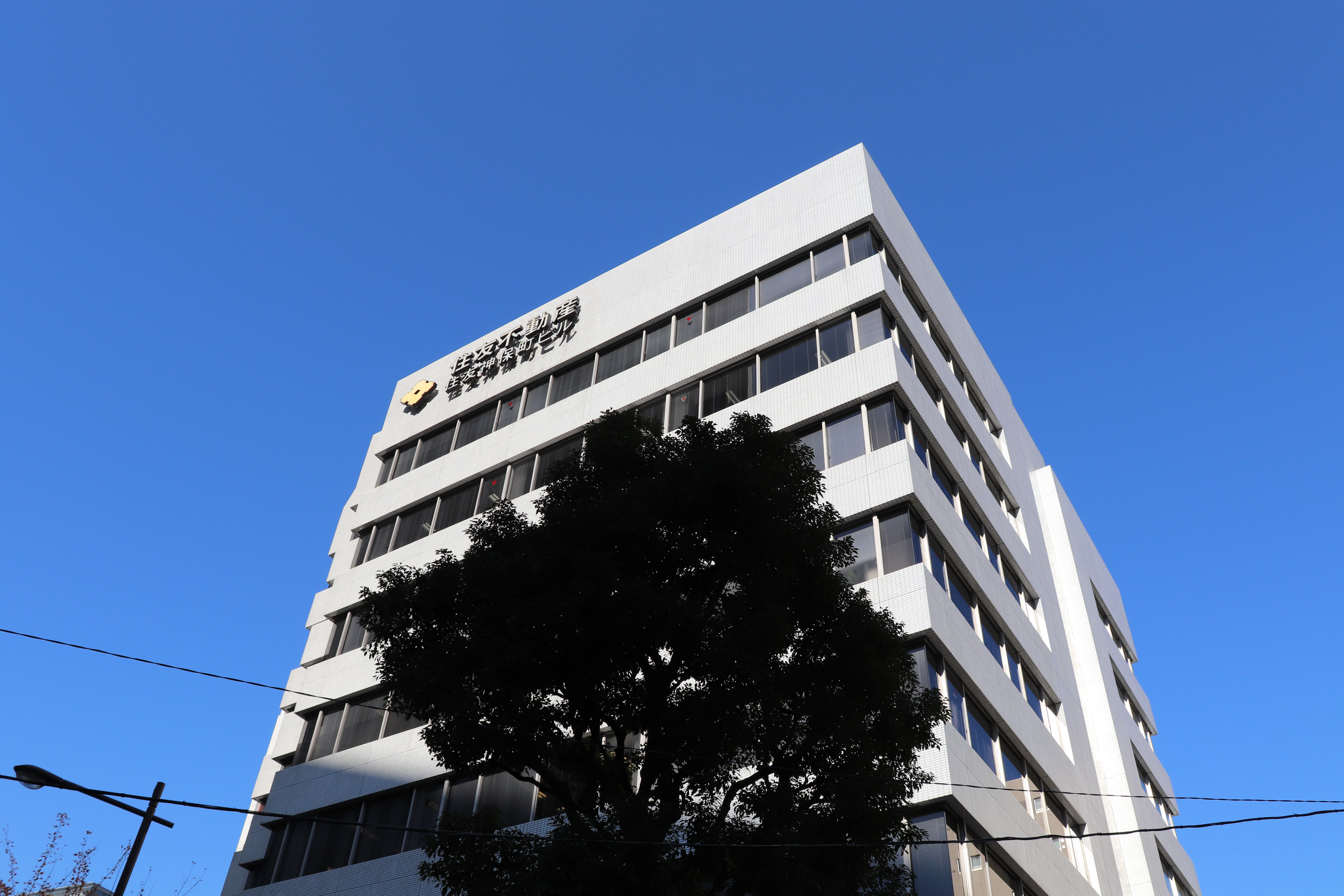 会社概要に掲載された住友神保町ビルの外観