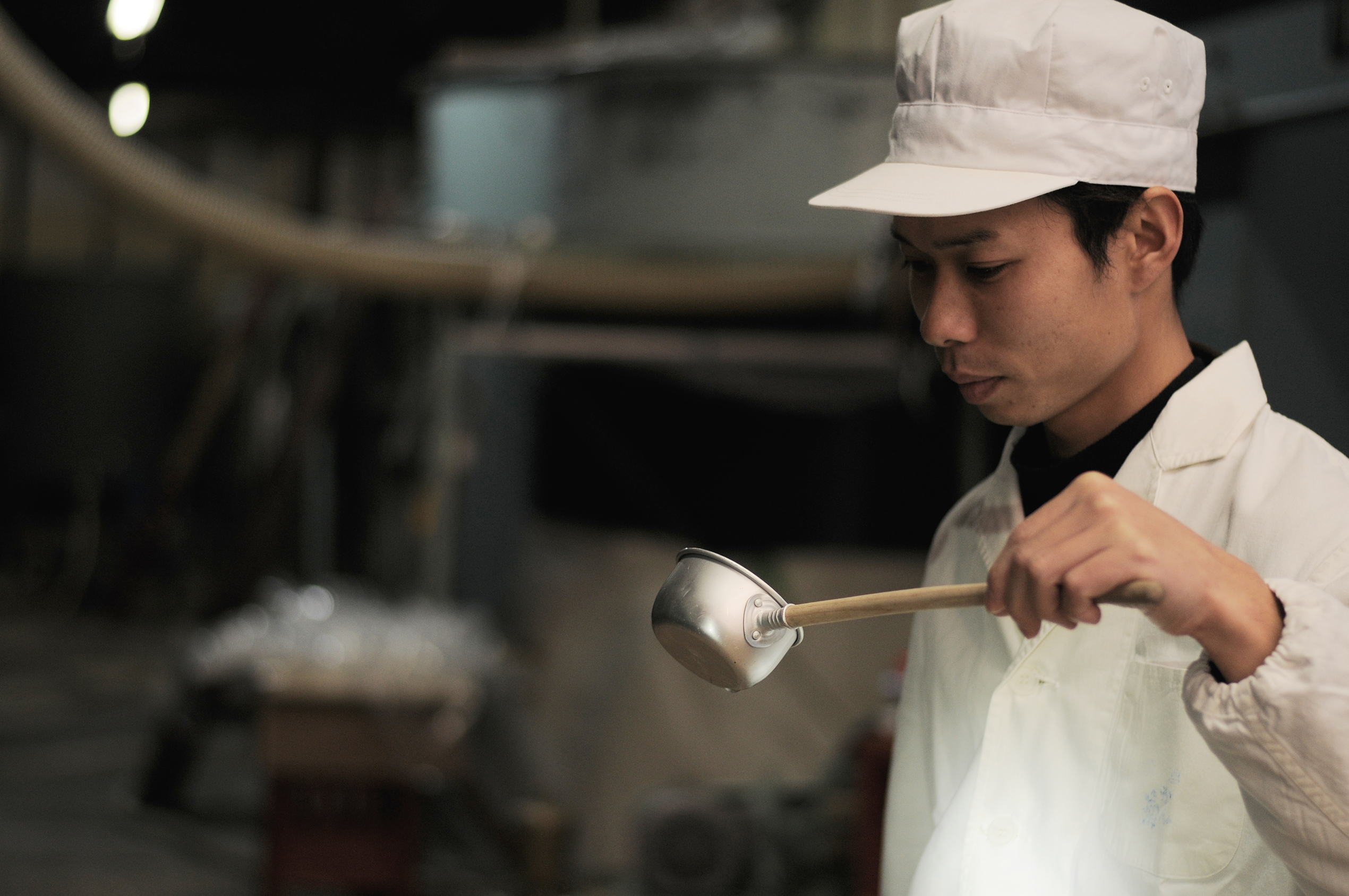 公式酒造りページの仕込み作業をする蔵人