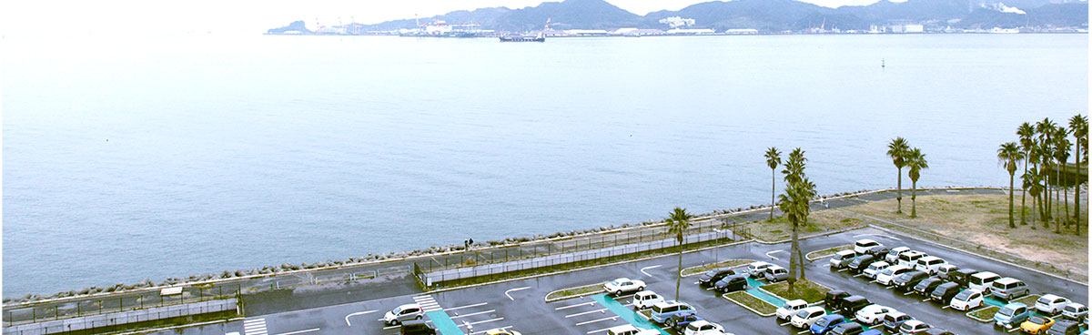 関門海峡側から見た関門医療センターの周辺