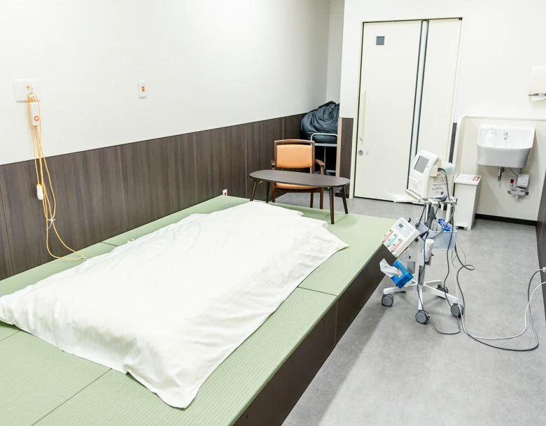 畳と医療設備を備えた分娩用の個室