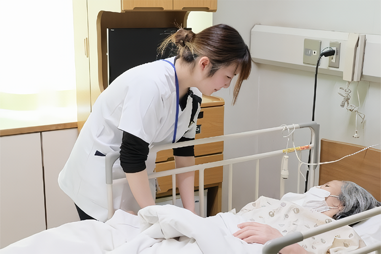 入院案内に掲載された病室での看護場面