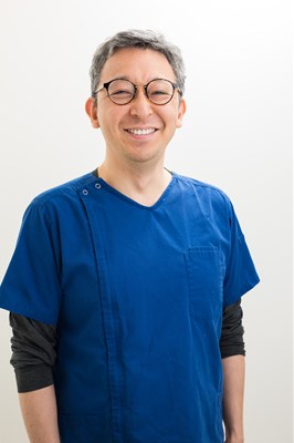 公式スタッフページに掲載される院長プロフィール写真