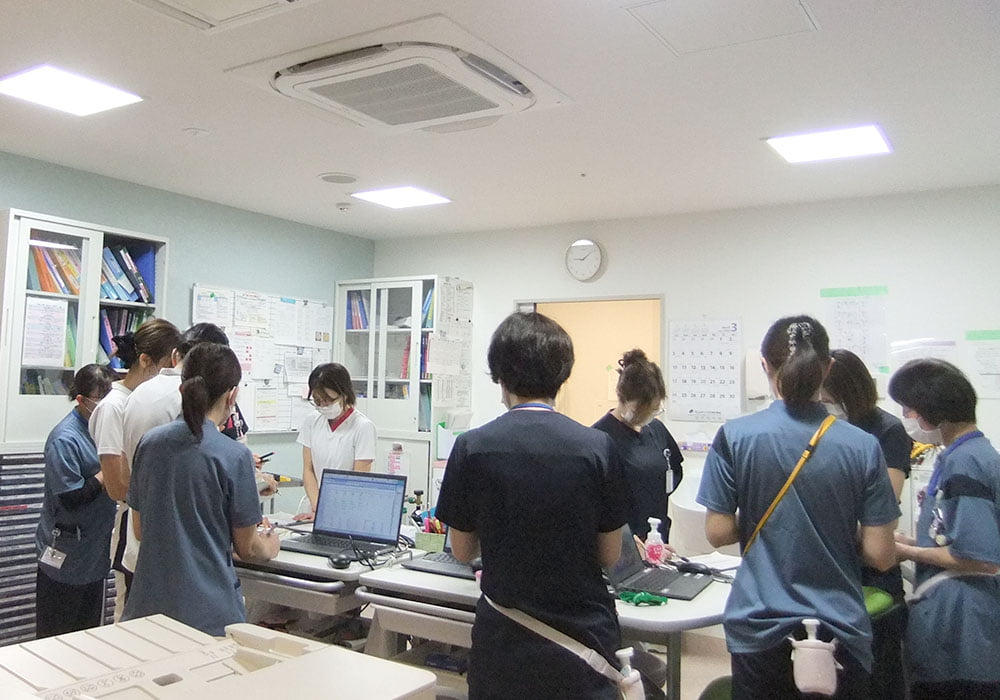 看護スタッフがナースステーションで集まる様子