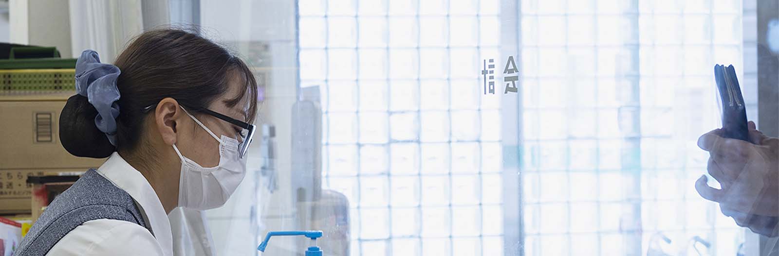 恵友病院の受付で案内するスタッフ