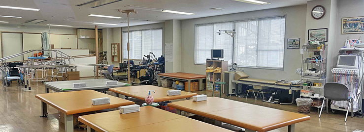 恵友病院リハビリセンター部の訓練室と機器