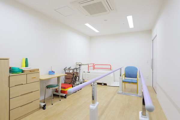 つかぐち病院リハビリテーション科の歩行訓練用手すりと設備