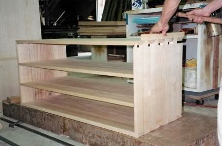 公式製作工程ページに掲載された桐たんす本体を組む作業