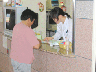 府中北市民病院薬剤部の服薬相談の様子