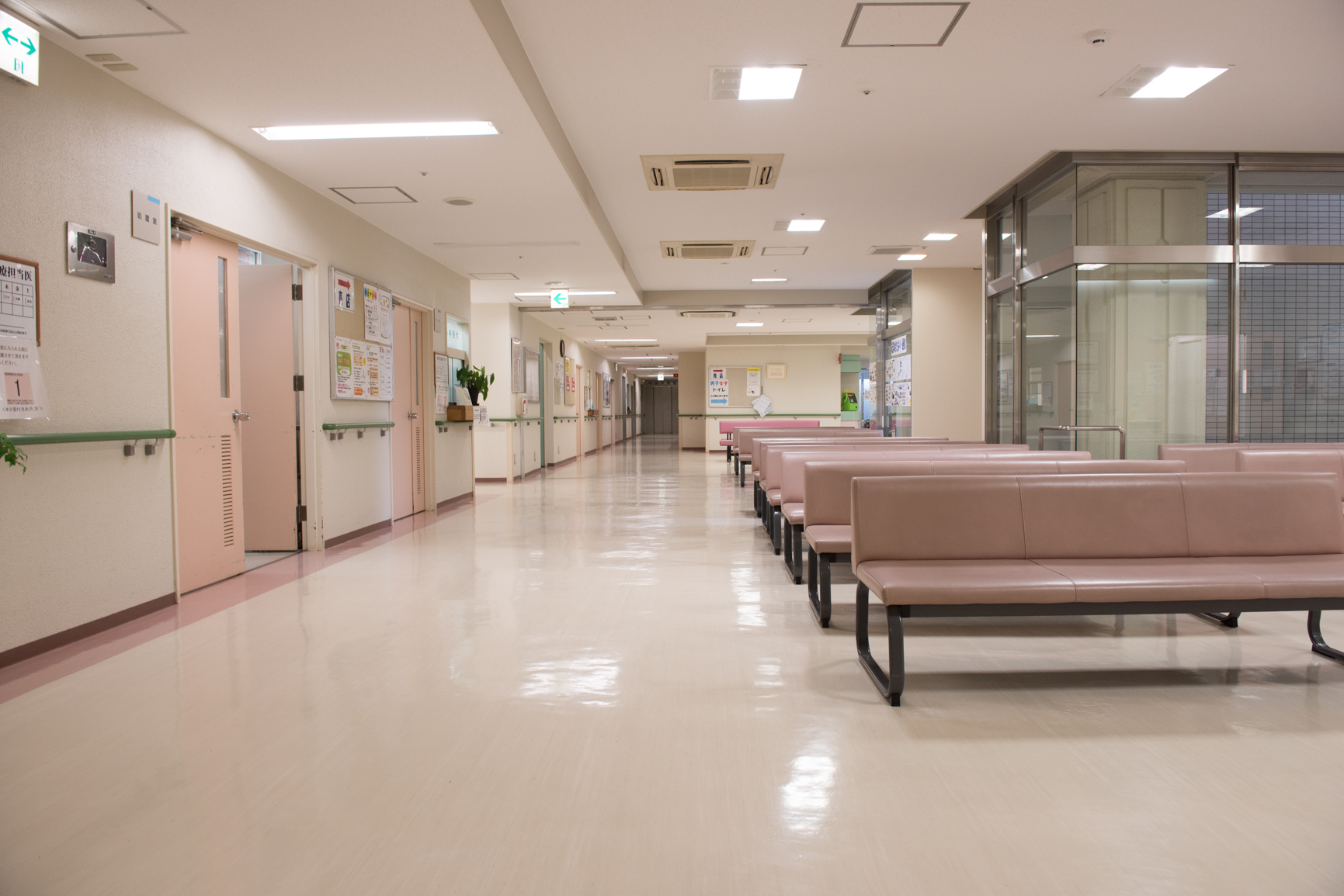 岡本病院の待合と院内通路