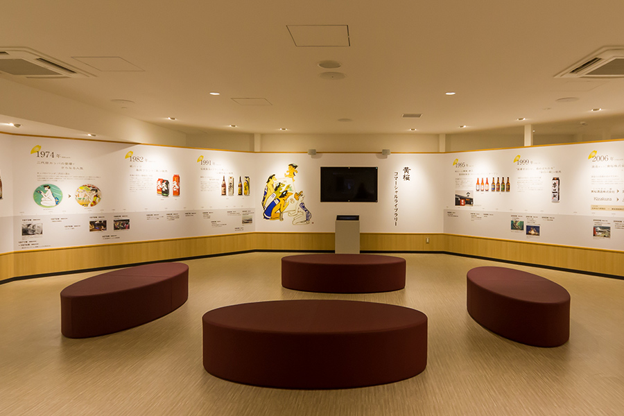 公式見学案内の黄桜の歩みをたどる展示