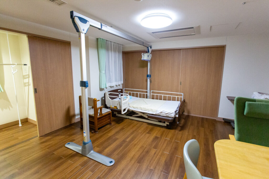 公式の中央リハビリ室案内に掲載された、病室を想定した移乗支援設備