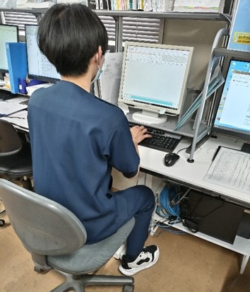 薬剤師が複数の端末で業務を行う様子