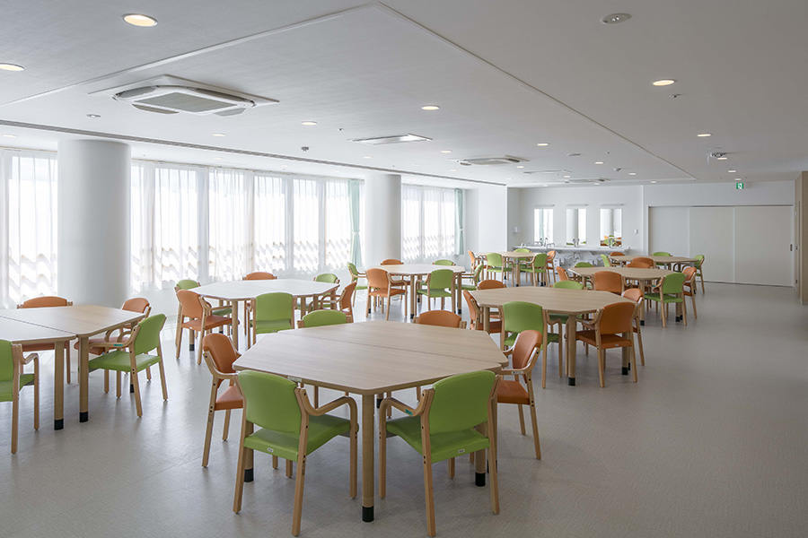 公式施設案内に掲載された無人の食堂空間