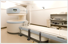 公式院内案内に掲載されたMRI（磁気共鳴画像診断装置）。