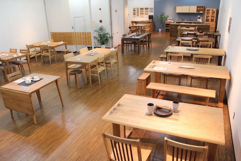 ダイニングテーブルとチェアが展示された久和屋本社ショールーム