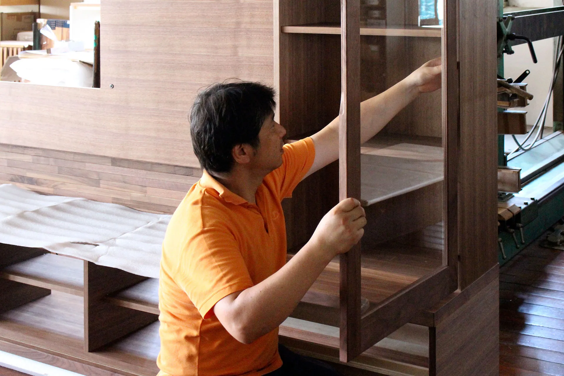 職人が収納家具を調整するメンテナンス作業
