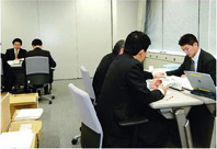 金融機関の検査を説明する写真