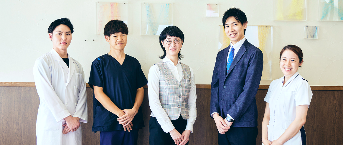 公式の取り組みページに掲載される医療・支援スタッフのチーム写真