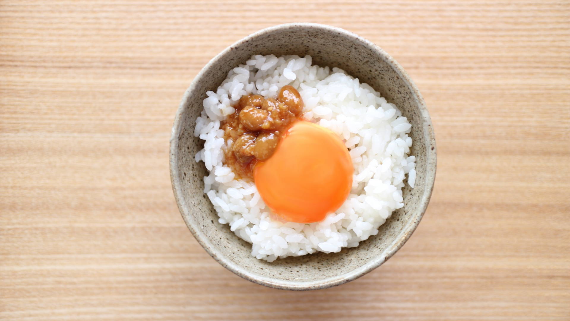 温かいご飯と卵、しょうゆ豆の食卓写真