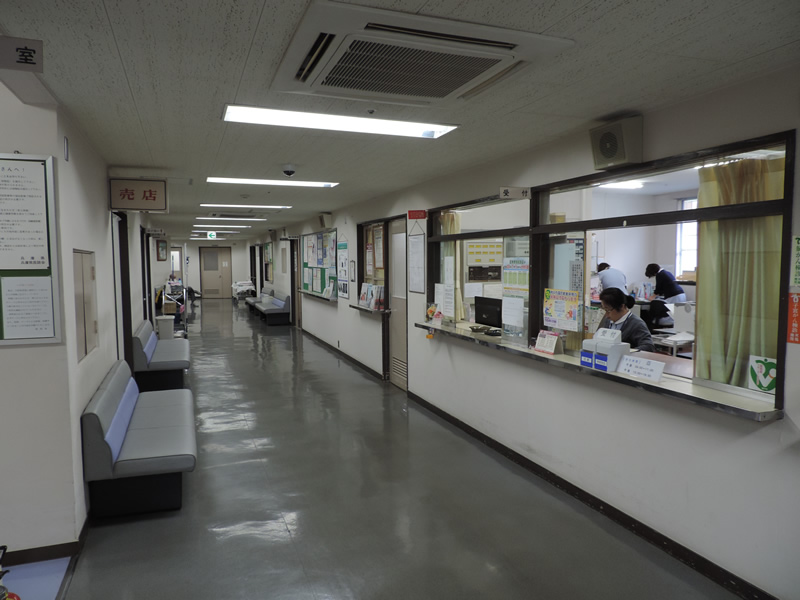 丸山病院の受付と待合通路