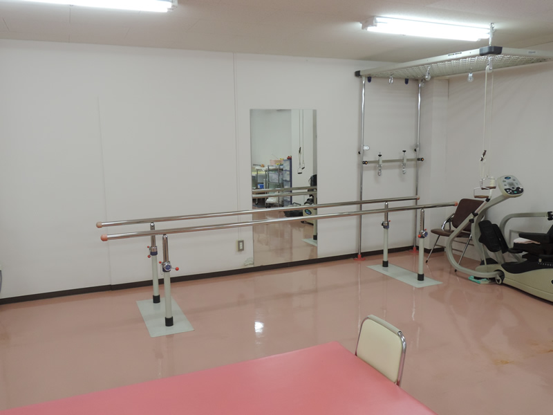 平行棒と運動機器のあるリハビリ室