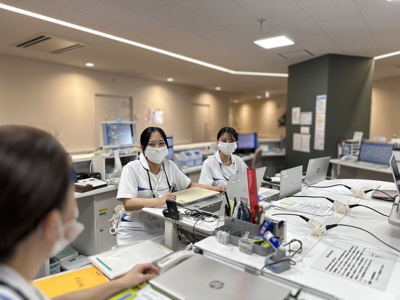 病棟で情報共有する看護師