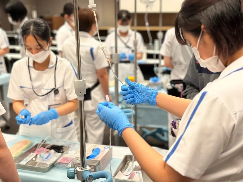 医療機器を用いて実技を学ぶ看護スタッフ