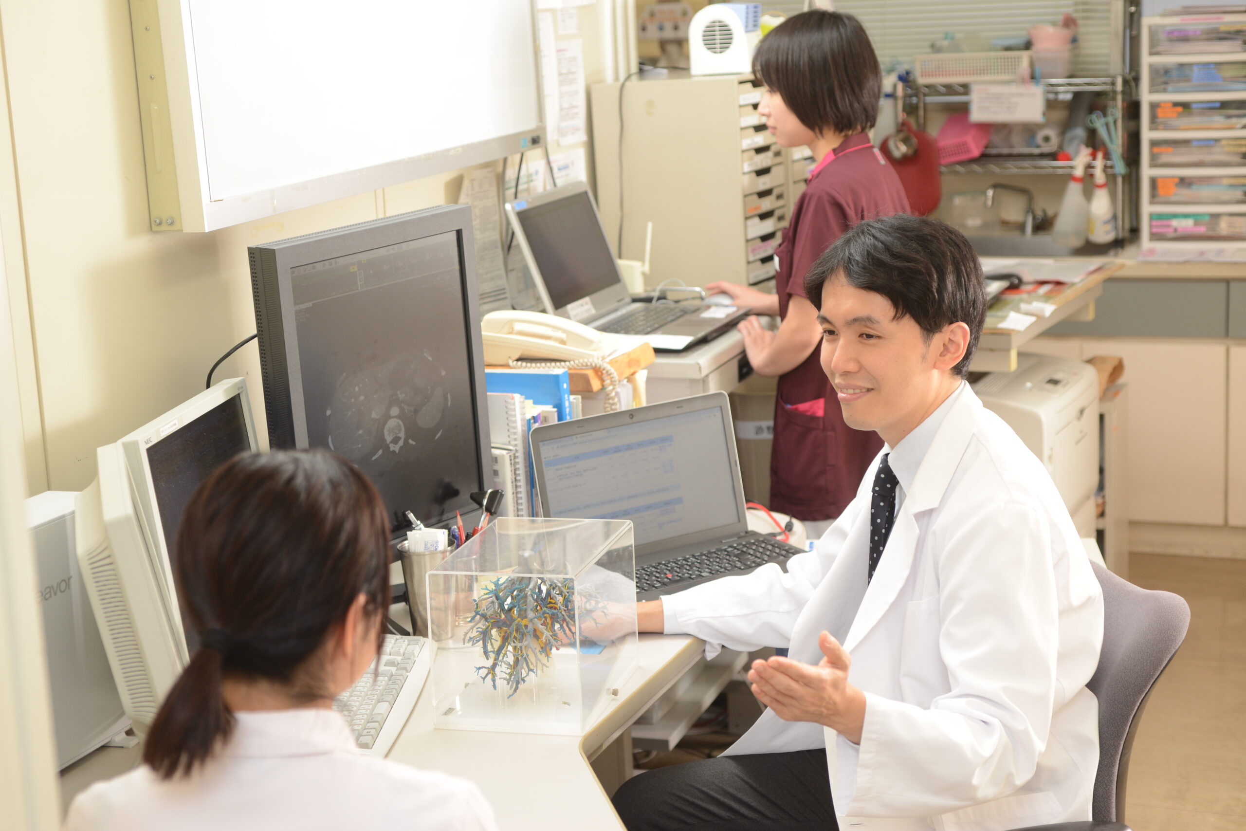 病棟で情報を共有する看護スタッフ