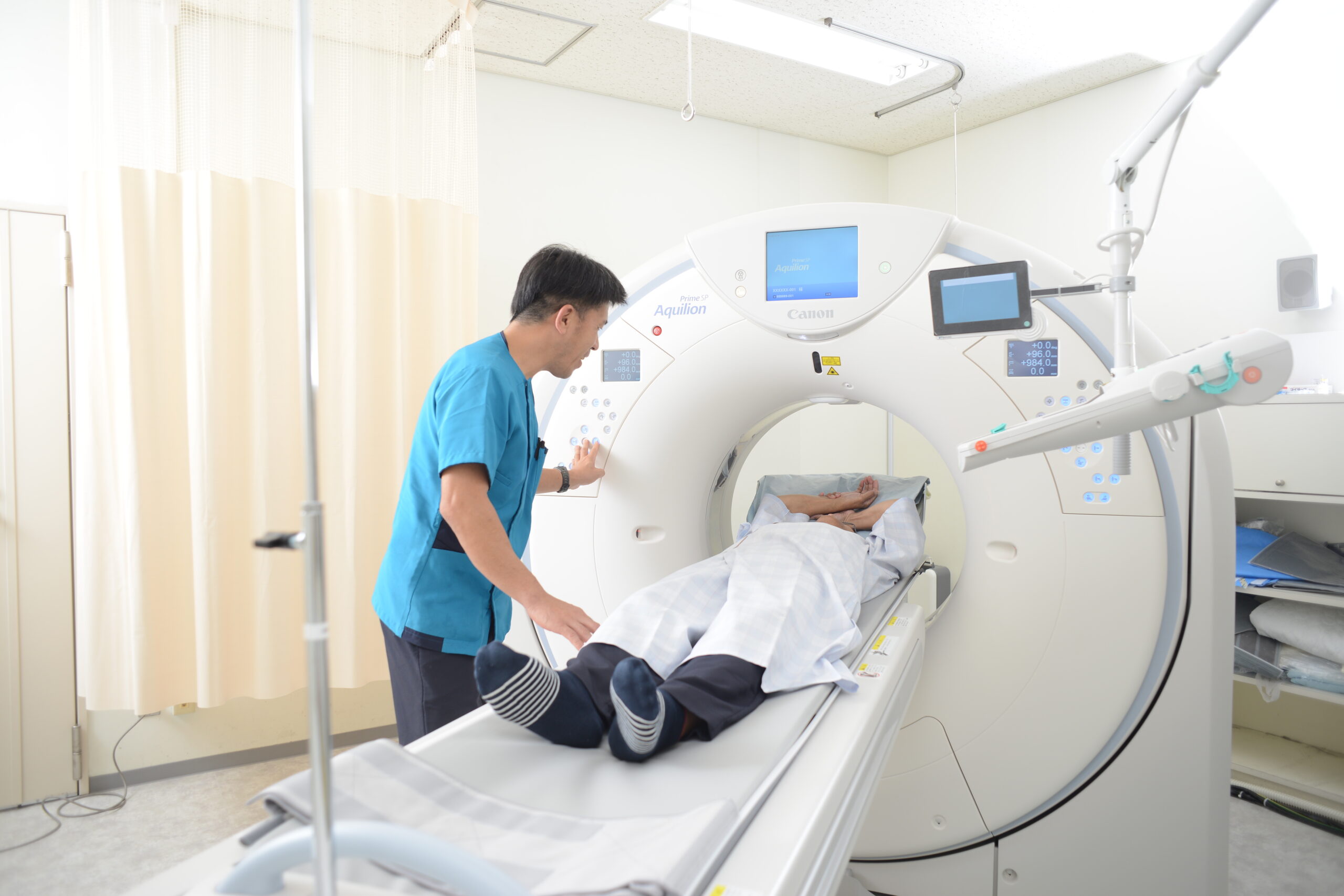 医師とスタッフが患者に説明する診療場面